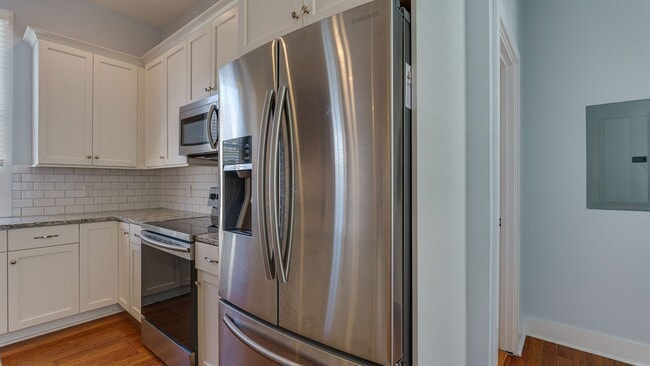 Building Photo - 3 Bedroom 3 Bath Apartment (October) Downt...