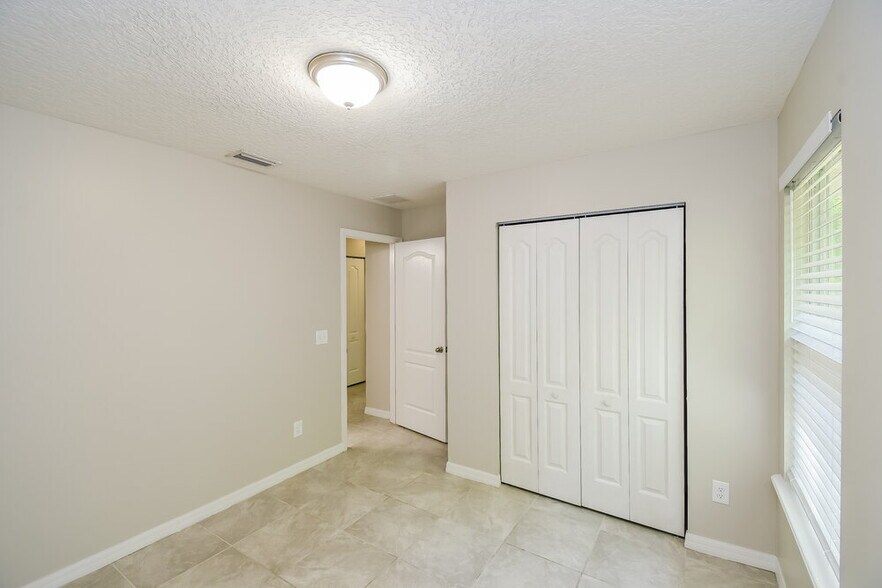 Building Photo - 1040 W 7th St