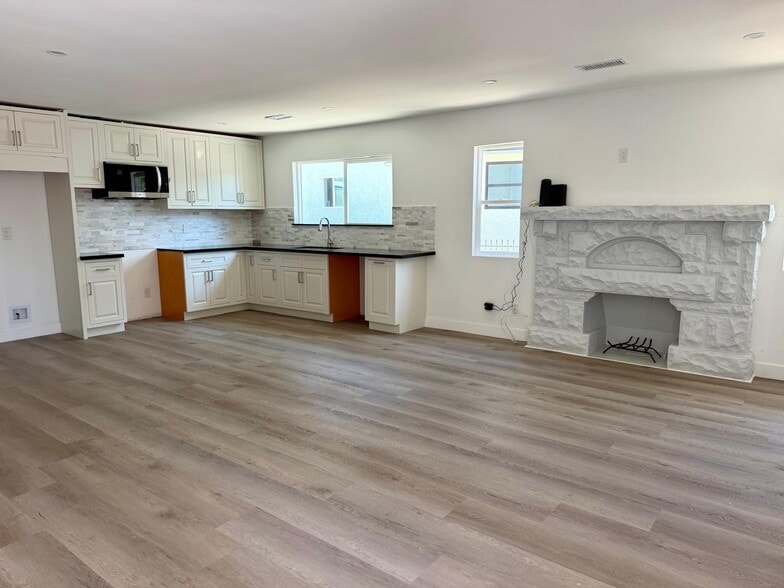 Building Photo - 151 E 47th St