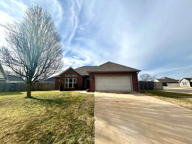 Building Photo - 3 bedroom 2 bath modern style home minutes from Centerton Main!!