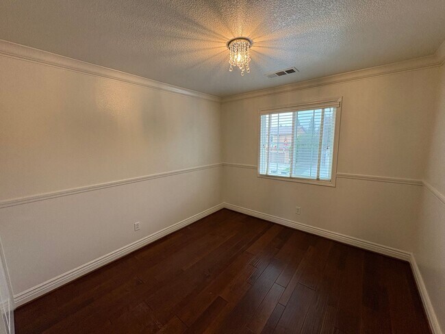 Building Photo - Two story home in NW Visalia Rent Ready!