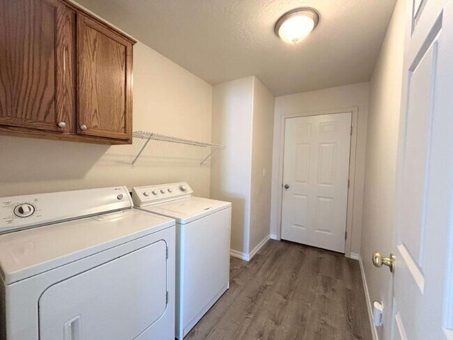 Building Photo - 1129 Golden Pheasant Dr