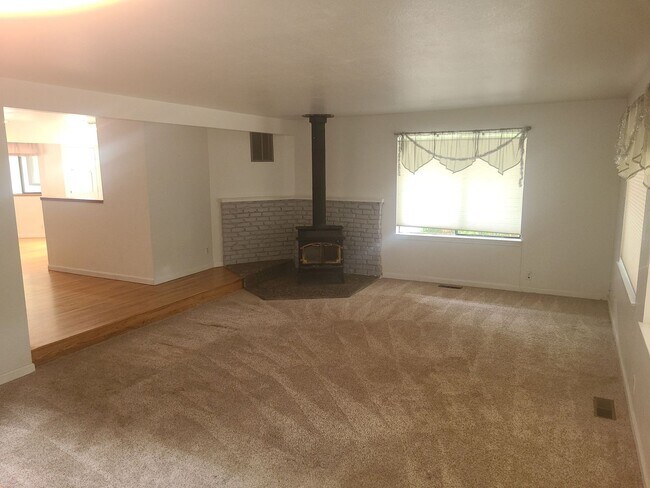 Building Photo - 5 Bedroom 3.5 Bathroom in Bothell (North C...