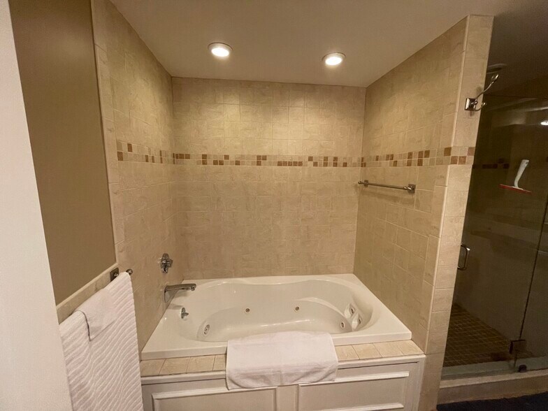 Building Photo - 14 Oak St