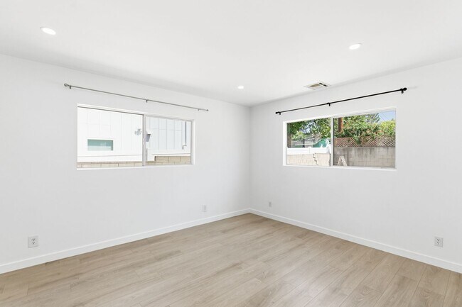 Building Photo - Beautiful modern 3 Bed + 2 Bath House + Den/Office & Backyard