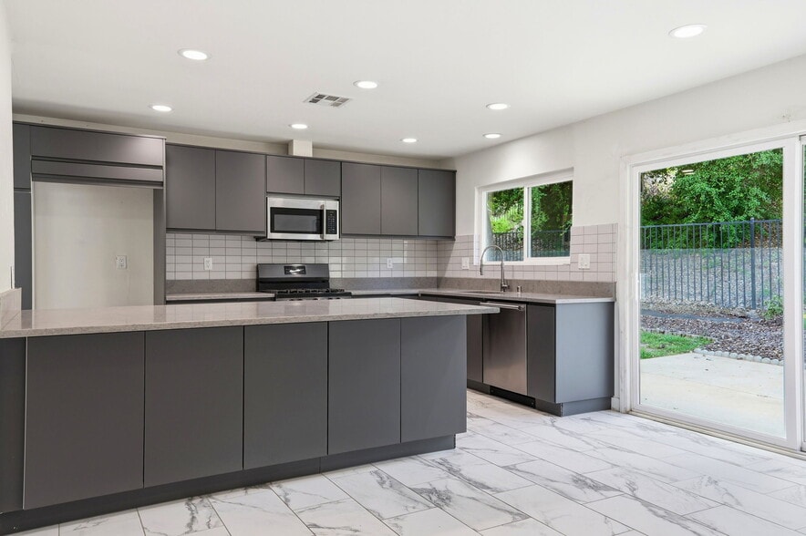 Building Photo - 30845 Catarina Dr