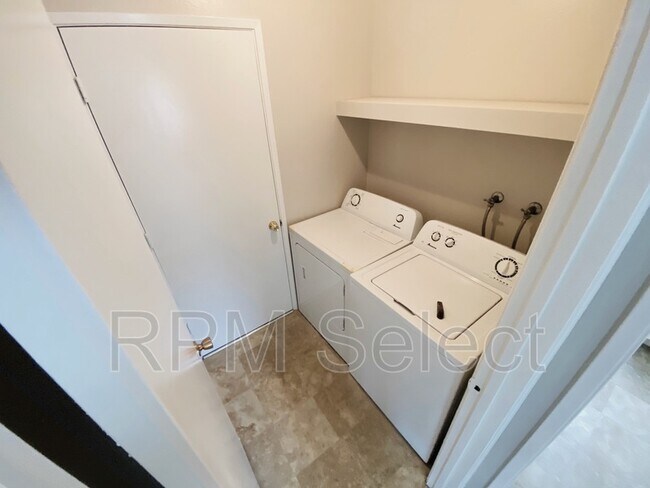 Building Photo - 2204 Lupine Rd