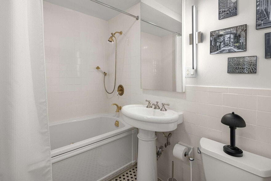 Building Photo - 3 E 9th St