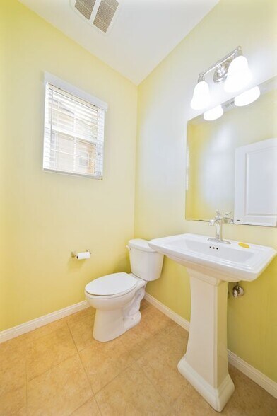 Building Photo - 372 Cardinal Ln