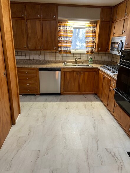 Building Photo - 8493 N Roanoke Rd