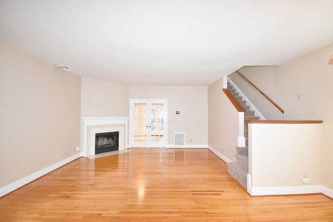 Building Photo - 3 Bedroom 2 Bathroom Townhome- Pets Considered