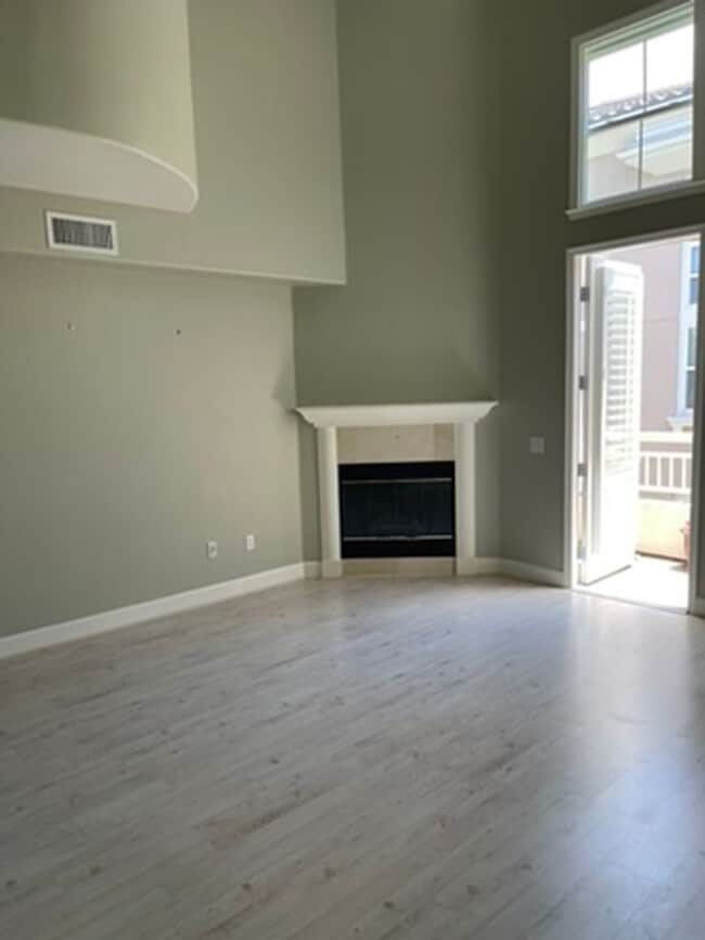 Building Photo - Fabulous Montebello condo, walk/bike to Ap...