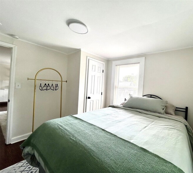 Building Photo - 1034 Charles Ave