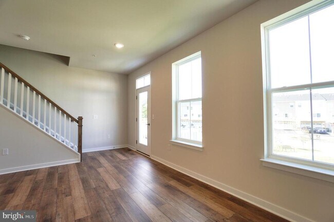 Building Photo - 4823 Lincoln Aly