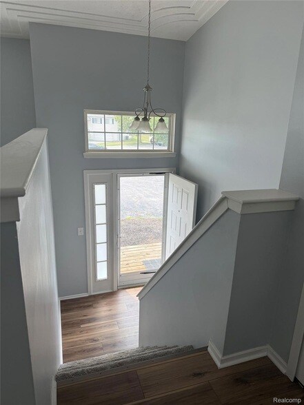 Building Photo - 1116 Lakeview Cir