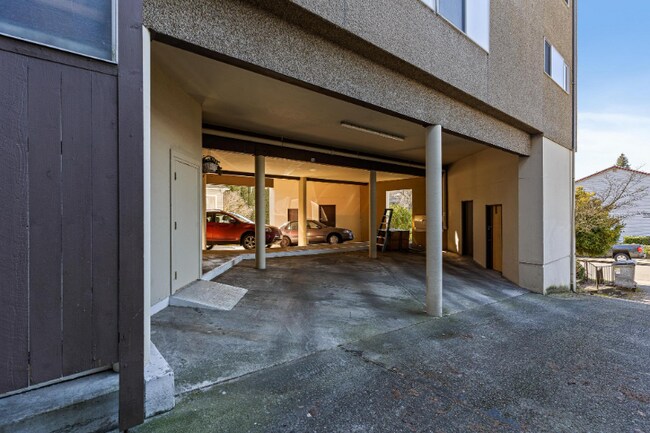Building Photo - 3209 Hoyt Ave