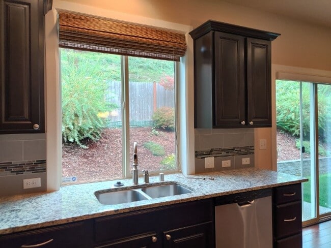 Building Photo - Beautiful Tumwater Home - 4 BD+DEN+BONUS RM