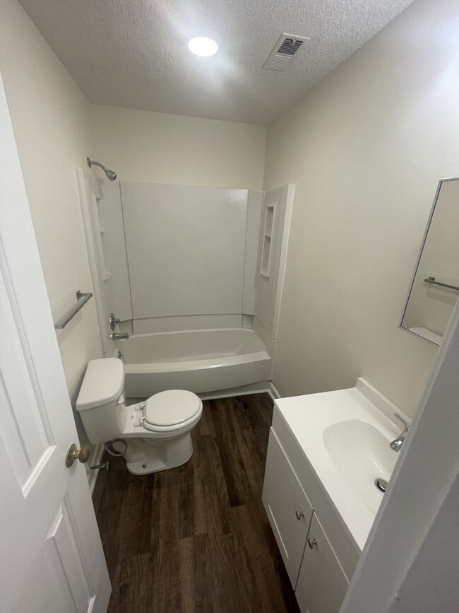 Building Photo - 2 Bedroom 2 Bathroom Condo!