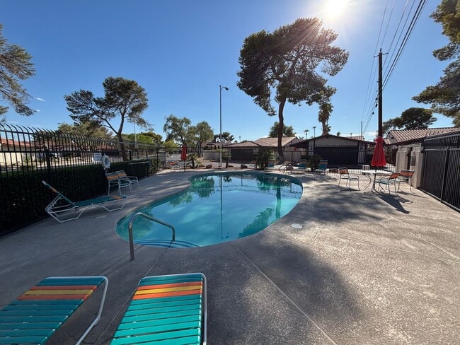 Building Photo - Stunning 3bed/2bath home nestled in a grea...