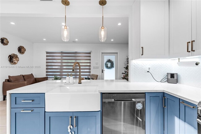 Building Photo - 6860 SW 37th St