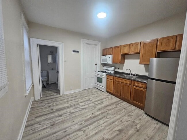 Building Photo - 44 Park Ave