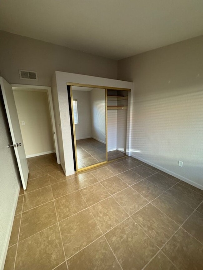 Building Photo - Northwest- 3 bedroom/ 2 bathroom single fa...