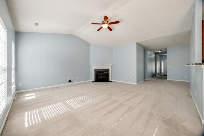 Building Photo - Well maintained 3 bedroom 2 bath home with...