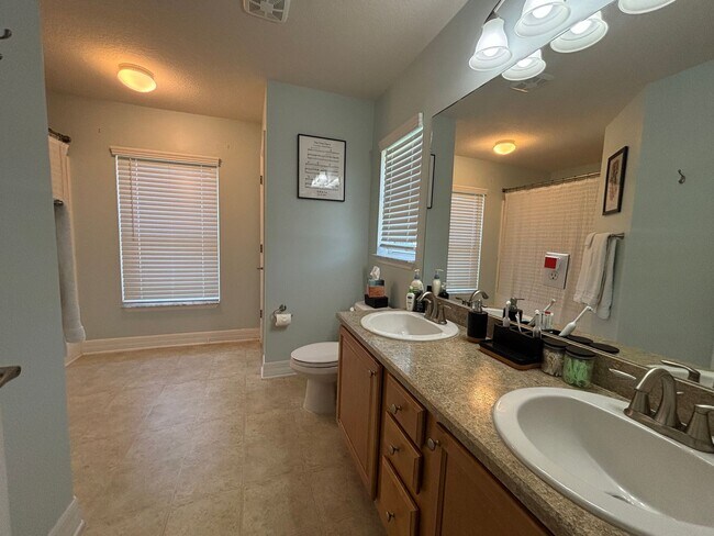 Building Photo - 4 BR 2 BA Annual Rental in Gated community...
