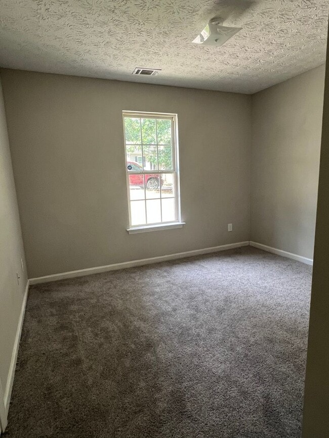 Building Photo - Charming 4 Bedroom Home