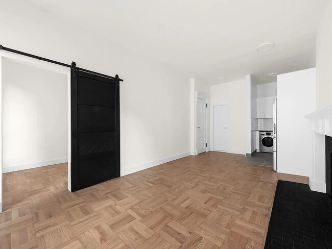 Building Photo - 122 W 80th St