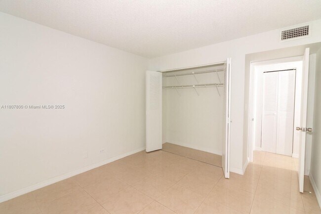 Building Photo - 447 NE 195th St