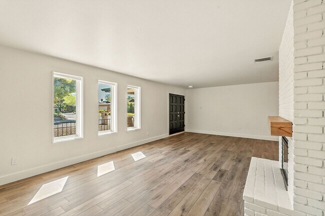 Building Photo - Beautiful 3 bed, 2 bath w/ bonus Room, loc...