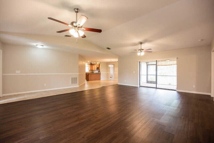 Building Photo - 1320 SE 2nd St