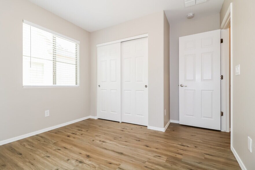 Building Photo - 14069 W Country Gables Dr