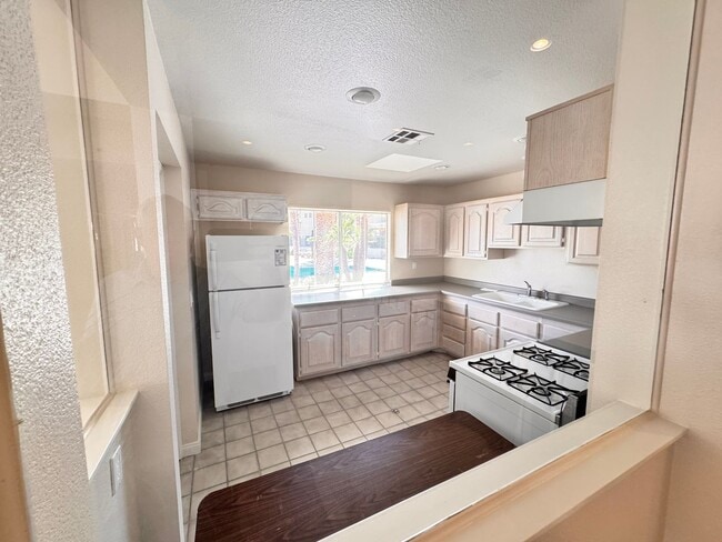 Building Photo - Quaint Home in the Beautiful Desert Shores Community!