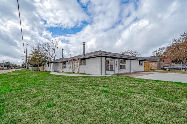 Building Photo - 300 Lane Dr