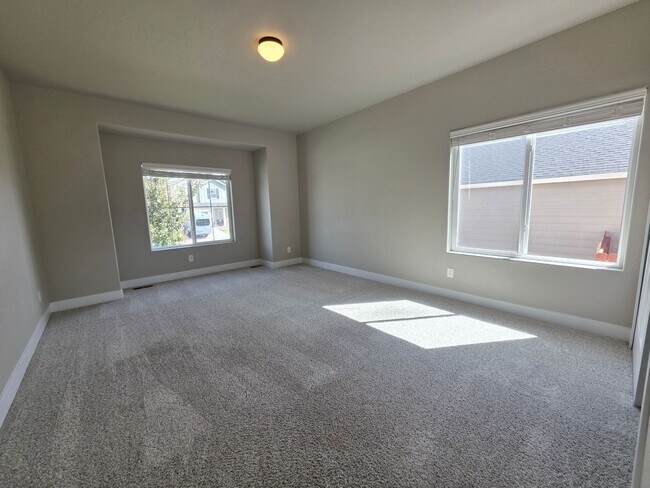 Building Photo - Spacious 5 Bed, 3 Bath Home in Desirable M...