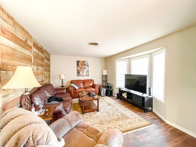 Building Photo - Adorable 4 Bed, 2 Bath Home for August 202...