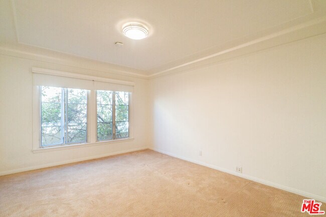 Building Photo - 441 S Bedford Dr