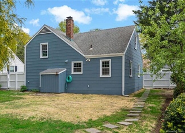 Building Photo - 3 Bedroom Home- Great Location in Darien