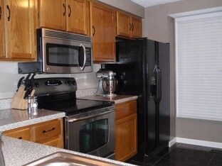 Building Photo - 2207 Hawthorne Drive