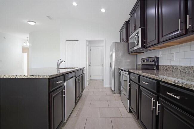 Building Photo - 2034 Honeybell Ave