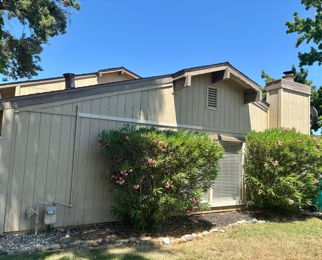 Building Photo - CUTE AS A BUG!  Super private Eldorado Hil...