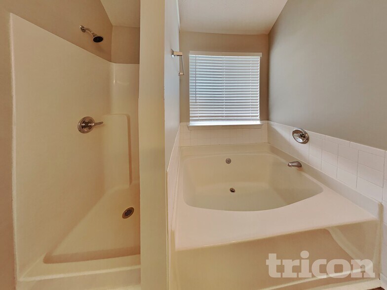 Building Photo - 124 River Pass Ct NE