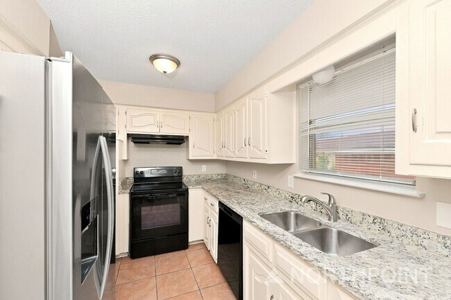 Building Photo - 3-Bedroom, 2 Bath Single Family for Rent in Dallas, TX | Front yard & Modern Kitchen