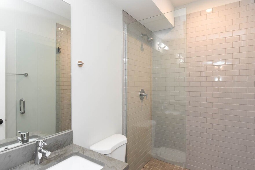 Building Photo - 2210 W Eastwood Ave