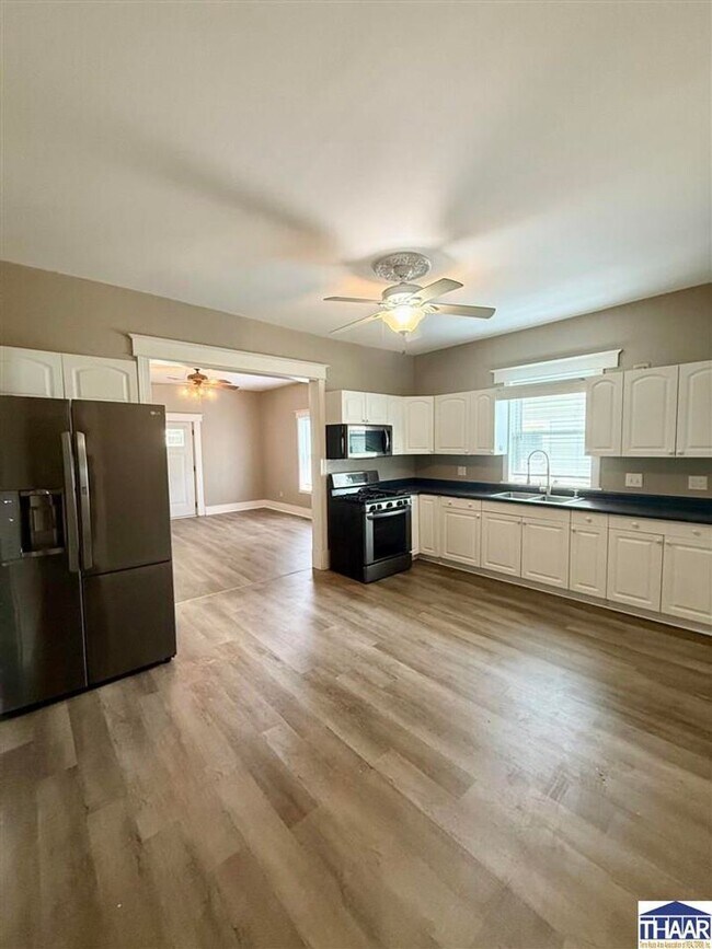 Building Photo - Renovated 3-Bedroom Home Steps from the 12...