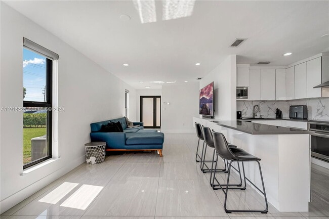 Building Photo - 9451 SW 6th Ln