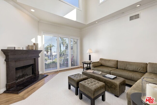 Building Photo - 132 S Maple Dr