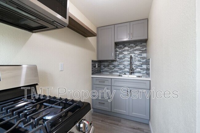 Building Photo - 1647 E 6th St